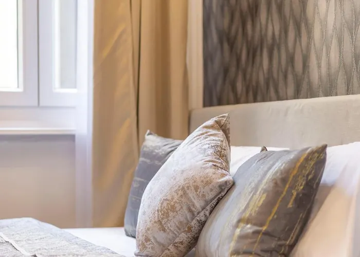 Cozy Quentin Near Danube River Budapest